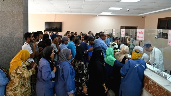 جانب من الموظفين