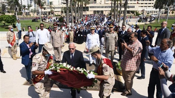 محافظ بورسعيد يضع