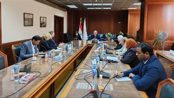 وزير الري خلال الاجتماع