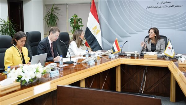 وزيرة التخطيط خلال