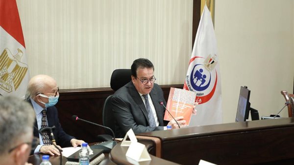 وزير الصحة خلال الاجتماع