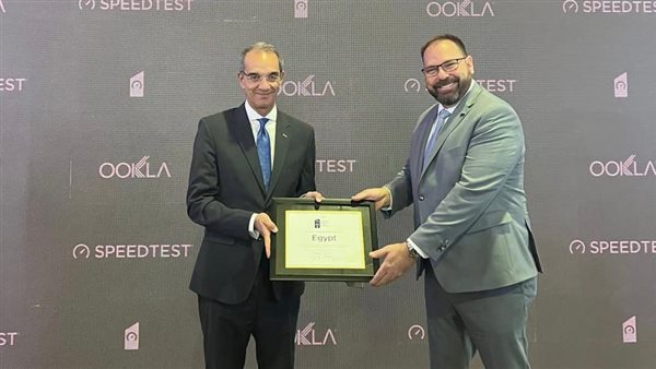 وزير الاتصالات يتسلم