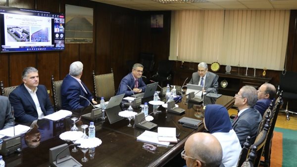 وزير الكهرباء خلال