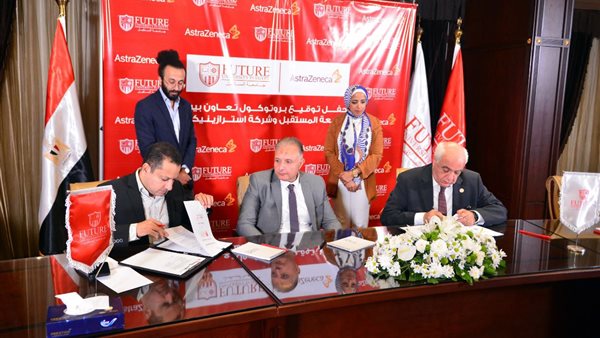 جانب من التوقيع