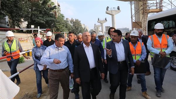 وزير النقل خلال الجولة