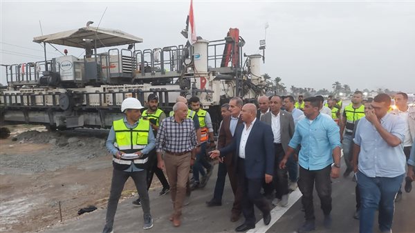 وزير النقل خلال الجولة
