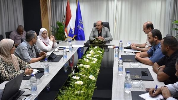 محافظ أسوان خلال