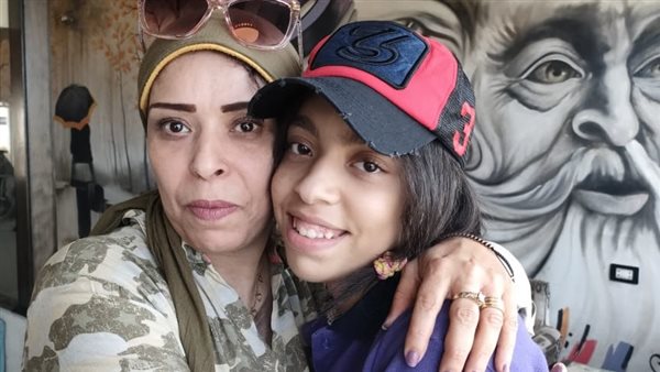 الطفلة ووالدتها