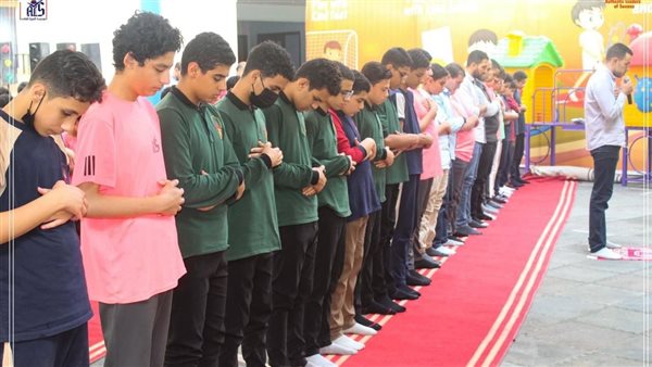 طلاب يؤدون صلاة الكسوف