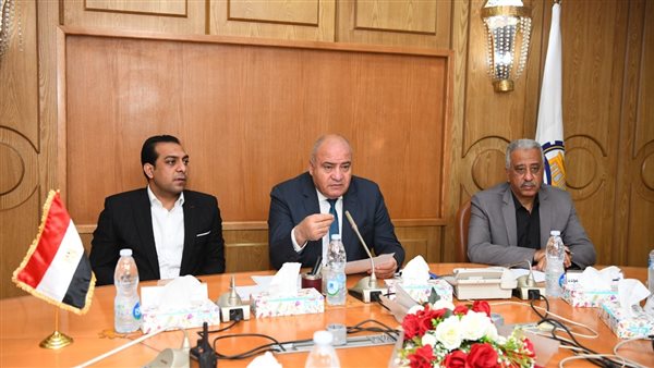 جانب من اجتماع محافظ