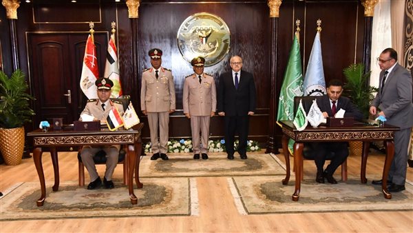 جانب من التوقيع 