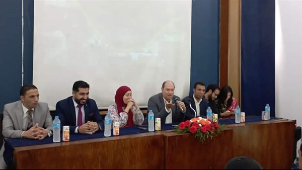 جانب من الندوة 