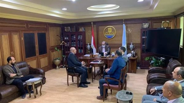 جانب من اجتماع محافظ