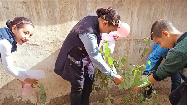 أطفال يزرعون الأشجار