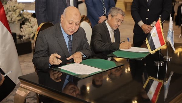 جانب من التوقيع 