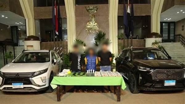 المتهمين مع المضبوطات