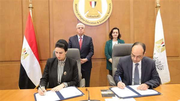 جانب من التوقيع 