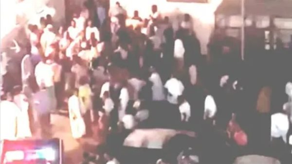 تجمهر الأهالى أمام