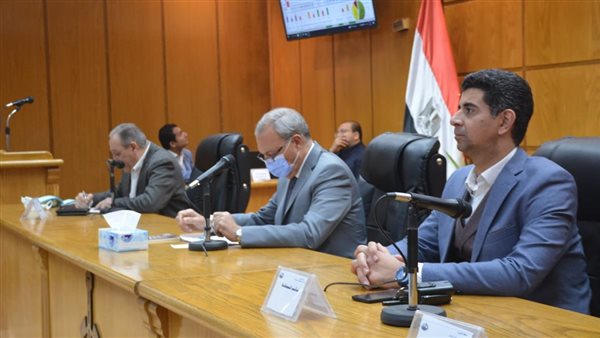 محافظ القليوبية يناقش