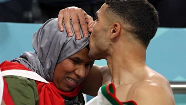 أشرف حكيمي مع والدته