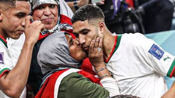 حكيمي ووالدته 