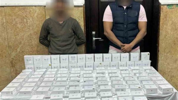 المتهمين مع المضبوطات