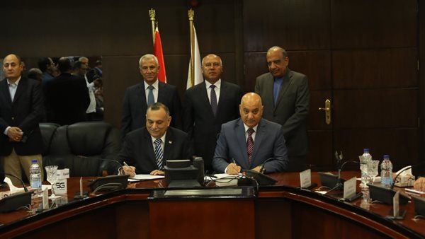 جانب من التوقيع 