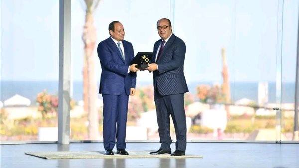 الرئيس السيسي يكرم