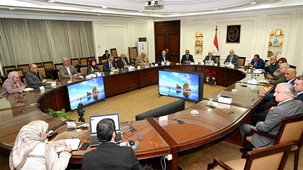 وزير الإسكان ومحافظ