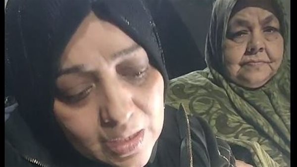 أم تحتضن كفن ابنها