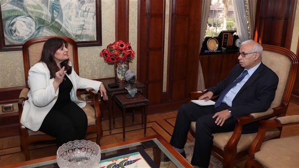 وزيرة الهجرة والكاتب