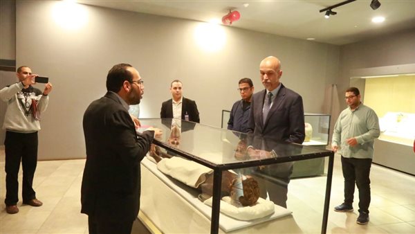  القنصل الفرنسي يشيد