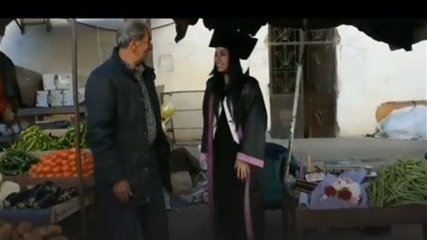 احتفال الفتاة مع