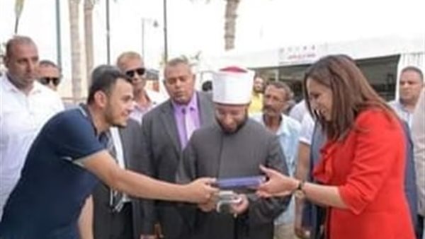 جانب من الزيارة لمكتبة