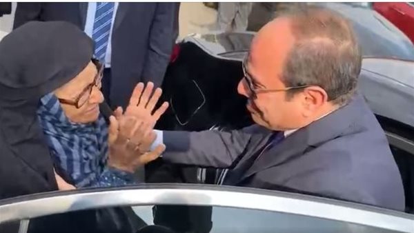 الرئيس السيسي يستمع