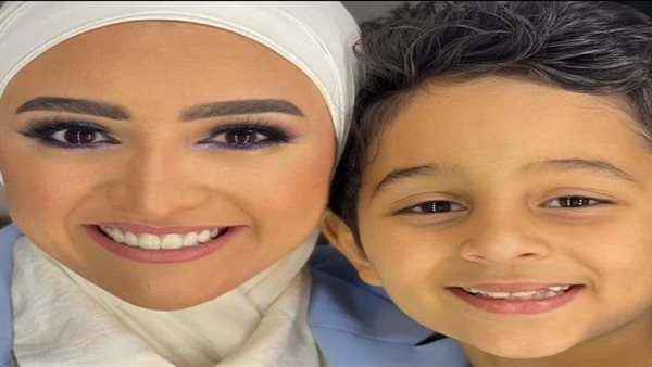 هلا رشدي وابنها 