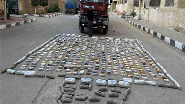 المتهم مع المضبوطات