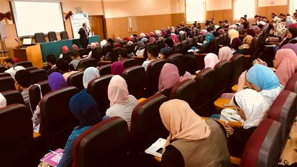 طلاب الأكاديمية 