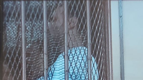 المتهم في قفص المحاكمة