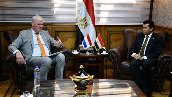 أشرف صبحي برفقة سفير