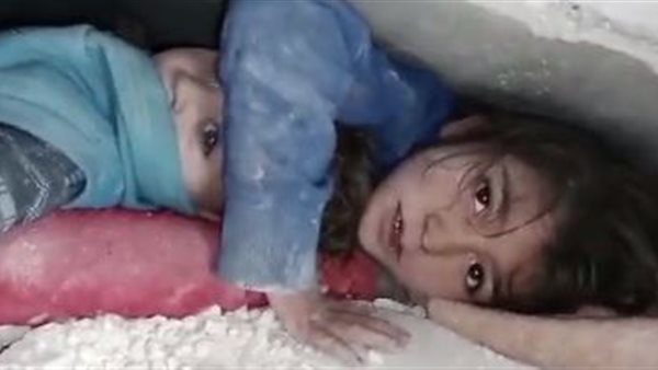 الطفلة وشقيقها 