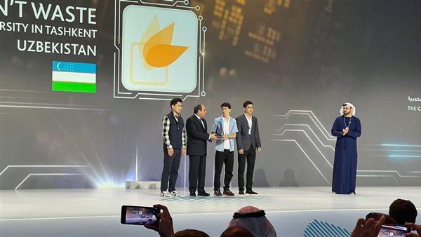 الرئيس السيسي يكرم