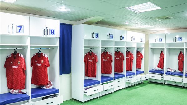 غرفة ملابس النادي