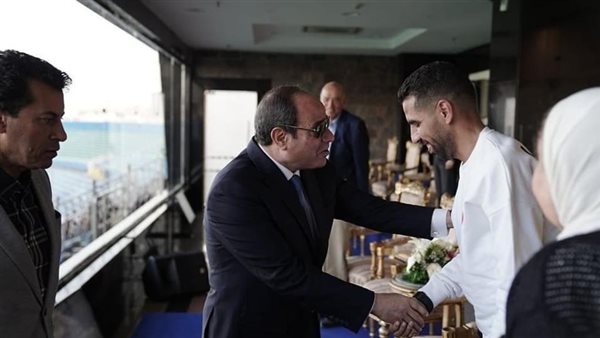 الرئيس السيسي يصافح