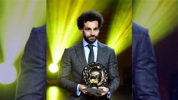 محمد صلاح مع جائزة