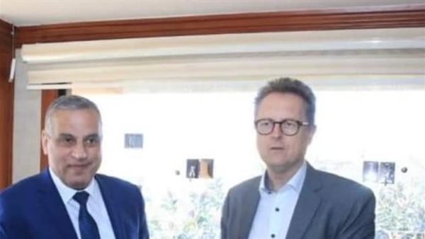 محافظ سوهاج والسفير