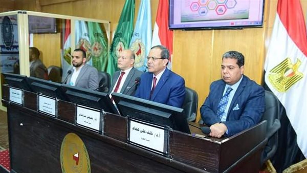 جانب من الندوة