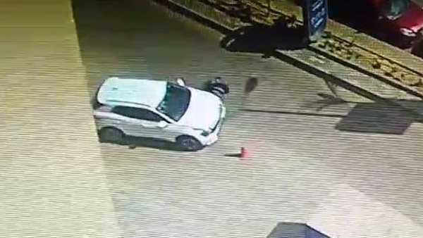 لحظة دهس الشاب لفرد