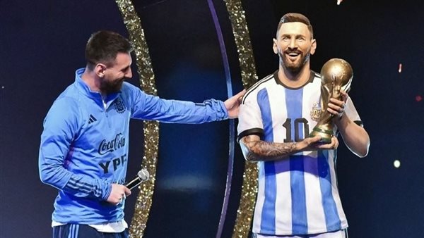 ميسي يشاهد تمثاله