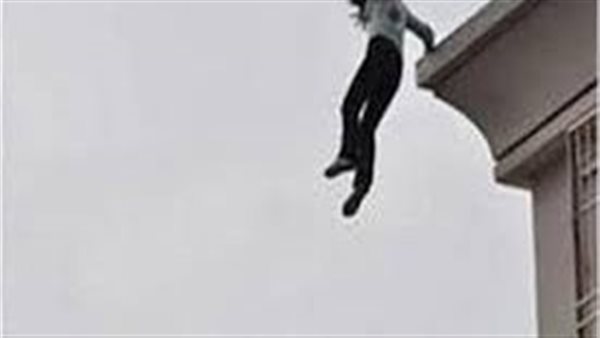 سقط أحدهم من شرفة